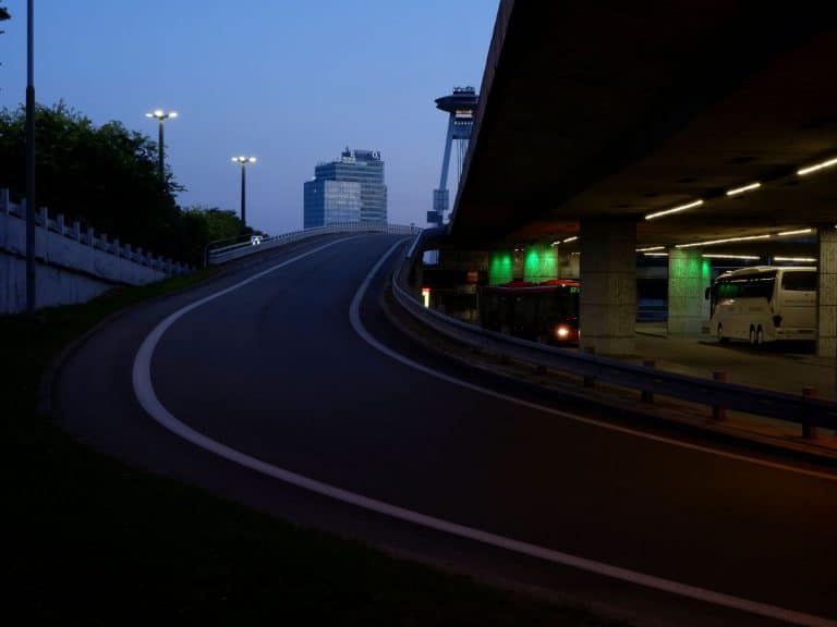 Bus de nuit plutôt qu'hôtel : la technique qui double vos économies