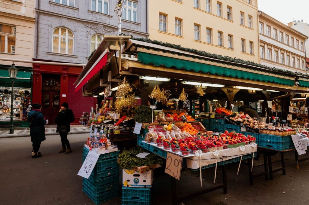 Marchés locaux plutôt que supermarchés : ce que ça change sur le budget